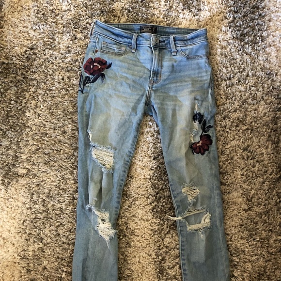 jeans with flower patches - Picture 2 of 3
